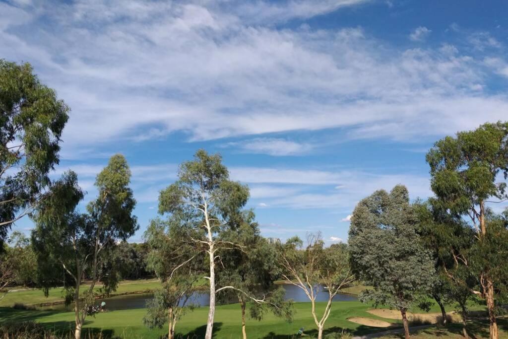 Sweet Holiday Home By The Golf Course Canberra Esterno foto